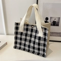Bolso tote minimalista a cuadros blancos y negros con asas crema y hebilla dorada - Estilo de Cincha Negra