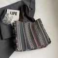 Ethno-Stil gewebte Tote Bag mit geometrischen Mustern und braunen Riemen auf Sakko - Groß / Kaffeebraun