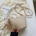Handgefertigte beige gewebte Umhängetasche mit zarter Spitzenschleife und Perlenverschluss - Beige & Satinschal