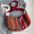 Bolso bandolera étnico bohemio con rayas de colores sobre fondo de chaqueta vaquera - Rojo