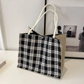 Bolso tote tejido minimalista con cuadros negros y blancos y asas de cuerda gruesa - Estilo de Cuerda Negra