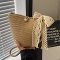 Beigefarbene handgewebte Stroh-Beuteltasche mit großer Spitzenschleife und Perle - Khaki Mit Satinband