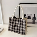 Bolso de mano minimalista a cuadros blancos y negros con asas trenzadas y cierre de metal - Estilo de Cuerda Marrón
