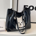 Borsa tote nera con stampa di orso bianco e manici ad anello in finta pelle lucida - Nero