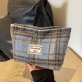 Detailansicht der himmelblauen und karamellfarbenen Plaid-Tweed-Stoffstruktur der Tasche - Blau