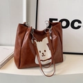 Borsa tote lucida color caramello con stampa animalier cartoon e catena in metallo - Marrone