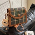 Bolso bandolera de cuadros gris verde con ribete marrón y colgante de peluche suave - Verde Con Colgante De Monstruo