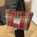Dettaglio della borsa cosmetica in tweed a scacchi rossi con etichetta in stile vintage - Rosso