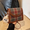 Bolso bandolera retro a cuadros grises y rojos con ribete de cuero y colgante - Rojo Con Colgante De Elfo Caqui