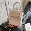 Lichtroze tas met krokodillenreliëf, parelketting en hartvormige hanger - Met Harten Parelhanger / Broken Wit