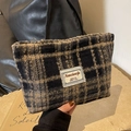 Dettaglio della borsa da trucco in lana scozzese con cerniera in metallo e etichetta - Nero