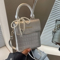 Zilveren crossbodytas met krokodillenreliëf, parelketting en metalen hartbedel - Met Harten Parelhanger / Zilver