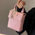 Roze handtas met krokodillenpatroon met parelketting en gouden logo voor dames - Met Harten Parelhanger / Roze