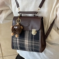 Retro geruite rugzak in donkerbruin PU-leer met vintage gesp en pluche hanger - Groot Zwart Met Bruine Hanger