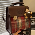 Vintage bruine leren rugzak met rode ruitjesstof en een pluche monsterhanger - Groot Rood Met Bruine Hanger