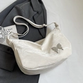 Sac demi-lune plissé blanc avec boucle papillon métallique et bandoulière réglable - Blanc Cassé