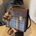 Vintage crossbodytas van bruin leer en ruitjesstof met een monster hanger - Groot Blauw Met Bruine Hanger