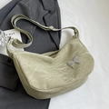Sac hobo vert clair plissé avec boucle papillon argentée et large bandoulière mode - Vert