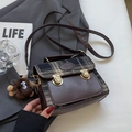 Retro bruine geruite crossbodytas met gouden gesp en pluche hanger in lifestyle-stijl - Klein Zwart Met Bruine Hanger