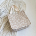 Beige Canvas-Tragetasche mit weißem Herzmuster und gewebten Henkeln auf weißem Kleid - Groß Hellbeige