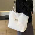 Bolso tote blanco con corazones en relieve 3D y etiqueta de marca minimalista - Grande / Blanco Roto