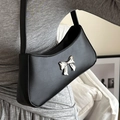 Bolso de hombro en cuero sintético negro con un lazo metálico plateado decorativo lateral - Negro