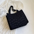 Schwarze Canvas-Tragetasche mit dezentem Herz-Jacquard-Muster und gewebten Doppelgriffen - L Schwarz