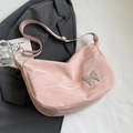 Sac hobo plissé rose avec boucle papillon argentée et bandoulière réglable tendance - Rose