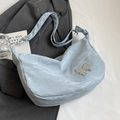 Sac bandoulière bleu clair plissé avec papillon argenté et bandoulière réglable - Bleu