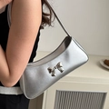 Bolso de hombro plateado metálico estilo Y2K con lazo de metal 3D en modelo mujer - Plateado