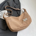Sac bandoulière beige oversize avec papillon argenté et tissu à texture froissée - Kaki