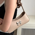 Elegante bolso baguette beige con hebilla de lazo metálico plateado y acabado en cuero PU - Caqui