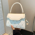 Borsa a tracolla trapuntata crema con accenti a cuore dorati e manico rotondo - Bianco