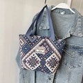 Sac fourre-tout ethnique en maille avec anses bleues et motifs losanges colorés - Petit Bleu