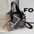 Sac fourre-tout tissé de style ethnique avec motifs géométriques colorés et anses noires - Modèle à Sangle Noire