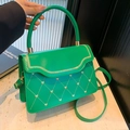 Borsa a mano verde trapuntata con ricami a cuore e dettagli in metallo dorato - Verde