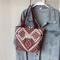 Bolso tote étnico con patrón geométrico, correas granate y etiqueta blanca - Pequeño Rojo