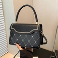 Elegante borsa nera con motivo a cuore trapuntato, bordo dorato e manico superiore - Nero