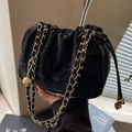 Elegante bolso nube de terciopelo negro con cadena dorada y bola metálica ajustable - Negro