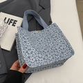 Sac fourre-tout à fleurs bleues avec bouton doré et poignées tressées sur blanc - Petit Bleu