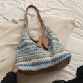 Sac cabas tissé à la main avec motifs à vagues bleu et marron et bandoulière en cuir - Bleu