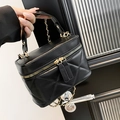 Borsa a scatola trapuntata in pelle PU nera con doppie cerniere dorate e catena - Nero