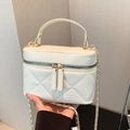 Mini borsa a scatola bianca trapuntata con tracolla a catena dorata e zip doppia - Bianco