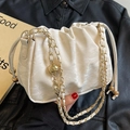 Bolso nube fruncido blanco crema con cadena dorada y dije de bola metálica elegante - Blanco