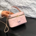 Elegante borsa trapuntata rosa per cellulare con doppia zip e catena dorata in mano - Rosa