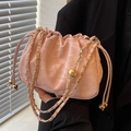 Elegante bolso nube plisado rosa claro con cordón y cadena de bolas doradas - Rosa