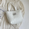 Weiße minimalistische Tragetasche mit floraler Reliefstruktur und gewebtem Label für Alltag - Klein Cremeweiß (Mit Futter Ohne Reißverschluss Mit Innentasche)