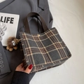 Borsa tote retrò in tela a quadri grigio scuro e marrone con ciondolo a forma di orso di peluche - Piccolo / Con Ciondolo Mostro Marrone / Nero