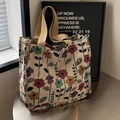 Sac fourre-tout en jacquard beige avec motifs floraux vintage et poignées en ruban kaki - Grand Rouge Vin