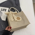 Beigefarbene gewebte Handtasche mit weißer Schleife und Sonnenblume für Sommeroutfits - Off-white Reißverschluss-Stil (Mit Zubehör)